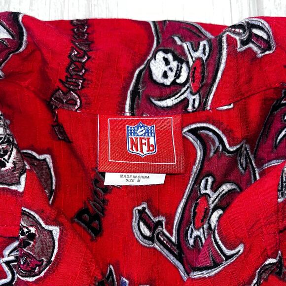 NFL Tampa Bay Buccaneers Men's MD All Over Print Casual Button Down Shirt - Picture 4 of 4